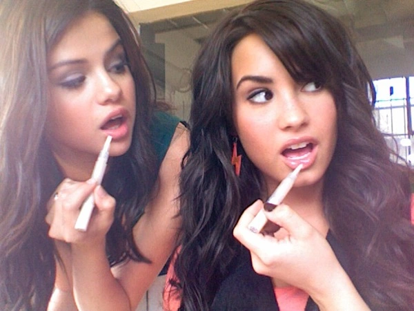 Demi & Selena Twitter Cuties!