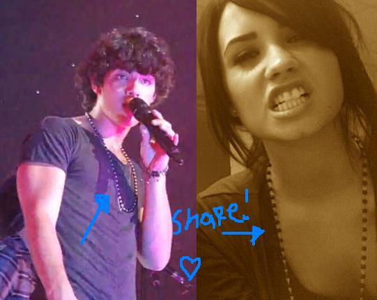 Jemi are sharing necklaces If you see this other picture of Demi with her